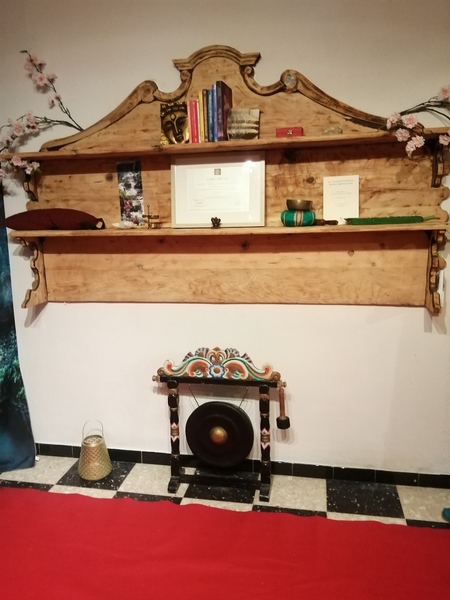 Mon inspiration, encens, bols, livres...J'ai poncé ce meuble familial qui était casi noir, je lui ai redonné une nouvelle vie.