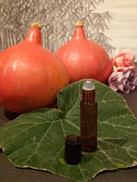préparation d'un roll-on et d'un ihnalateur sec avec des huiles  essentielles lors d'un atelier d'aromathérapie avec Elodie ALLIBERT conseillère en aromathérapie à Saint-Etienne