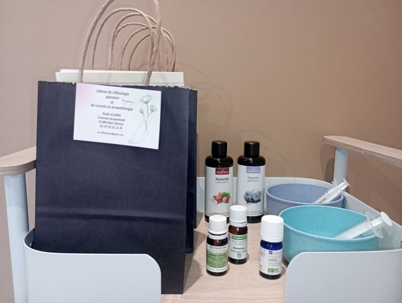 Image d'huiles essentielles et d'huiles végétales utilisées pour préparer en toute sécurité les synergies d'huiles essentielles lors des ateliers d'aromathérapie avec Elodie ALLIBERT, réflexologue et conseillère en aromathérapie sur Saint-Etienne.