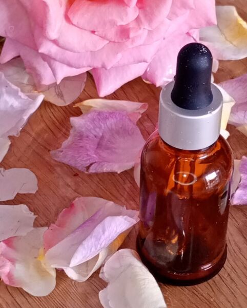Image d'un flacon utilisé pour préparer en toute sécurité les synergies d'huiles essentielles lors des ateliers d'aromathérapie avec Elodie ALLIBERT, réflexologue et conseillère en aromathérapie sur Saint-Etienne.
