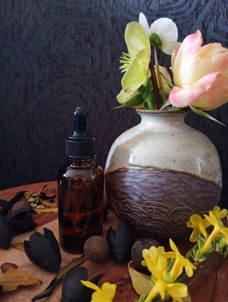 image d'un flacon contenant une préparation d'huiles essentielles et d'huiles végétales pour un atelier d'aomathérapie avec Elodie ALLIBERT, reflexologue et conseillère en aromathérapie à Saint-Etienne