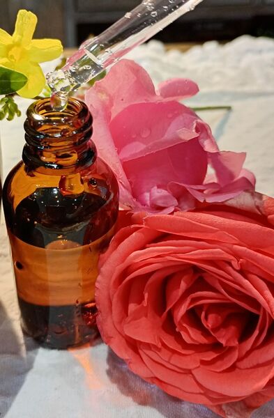 Flacon d'une synergie d'huiles essentielles et d'huiles végétales préparée lors d'un atelier d'aromathérapie avec Elodie ALLIBERT conseillère en aromathérapie à Saint-Etienne
