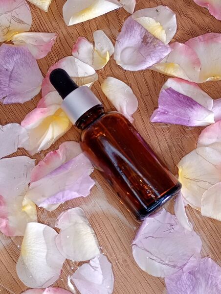Image d'un flacon utilisé pour préparer en toute sécurité les synergies d'huiles essentielles lors des ateliers d'aromathérapie avec Elodie ALLIBERT, réflexologue et conseillère en aromathérapie sur Saint-Etienne.