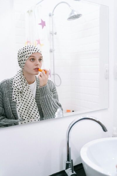 image montrant une personne atteinte d'un cancer prenant soin d'elle pour imager l'accompagnement en réflexologie plantaire et les soins de support en oncologie avec Elodie ALLIBERT, réflexologue plantaire à Saint-Etienne