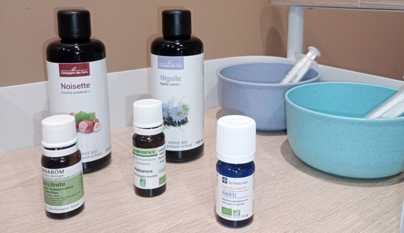 Image d'huiles essentielles et d'huiles végétales utilisées pour préparer en toute sécurité les synergies d'huiles essentielles lors des ateliers d'aromathérapie avec Elodie ALLIBERT, réflexologue et conseillère en aromathérapie sur Saint-Etienne.