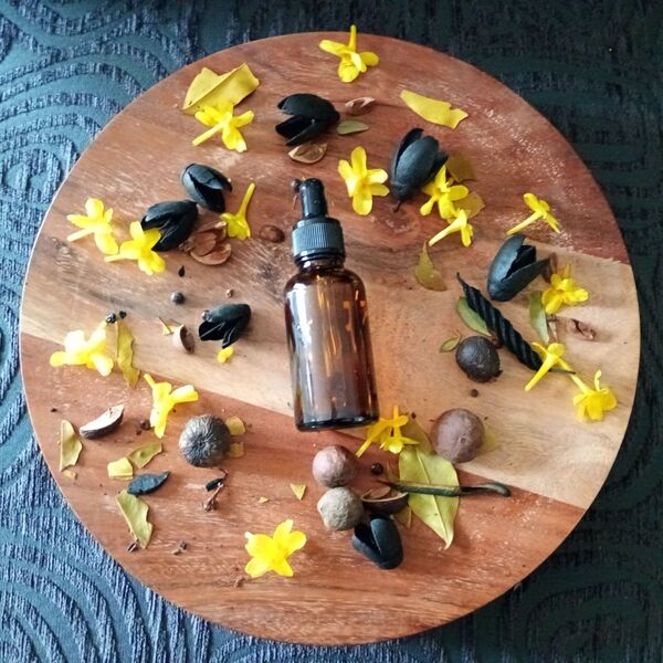 Image d'un flacon utilisé pour préparer en toute sécurité les synergies d'huiles essentielles lors des ateliers d'aromathérapie avec Elodie ALLIBERT, réflexologue et conseillère en aromathérapie sur Saint-Etienne.