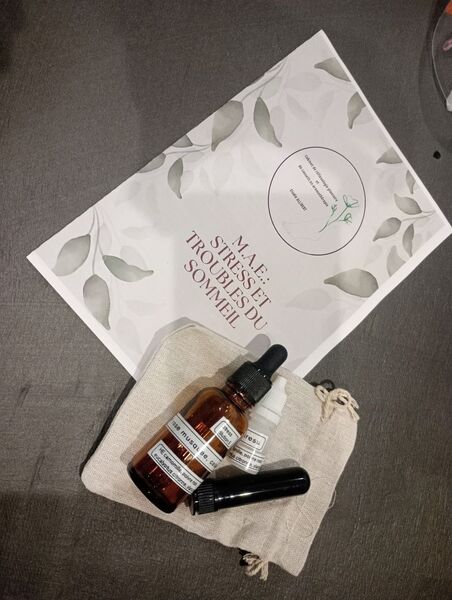 Image d'un flacon et du livret contenant la recette ainsi que les fiches techniques de chaque huile essentielle utilisée pour préparer en toute sécurité les synergies d'huiles essentielles lors des ateliers d'aromathérapie avec Elodie ALLIBERT, réflexologue et conseillère en aromathérapie sur Saint-Etienne.