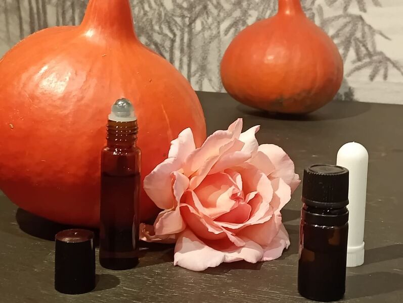 préparation d'un roll-on et d'un ihnalateur sec avec des huiles  essentielles lors d'un atelier d'aromathérapie avec Elodie ALLIBERT conseillère en aromathérapie à Saint-Etienne