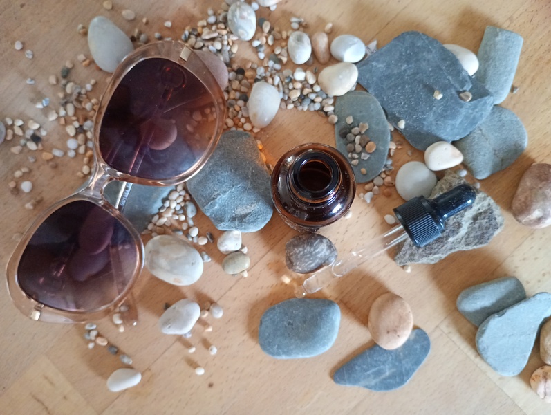 photo avec un flacon contenant une préparation avec des huiles essentielles et des huiles végétales faite lors d'un atelier d'aromathérapie  avec Elodie ALLIBERT conseillère en aromathérapie à Saint-Etienne.