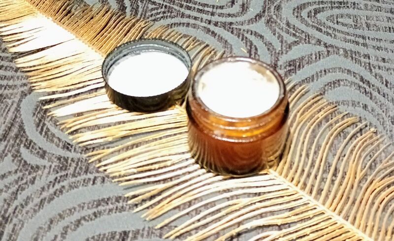 Préparation d'un baume en synergie d'huiles essentielles lors des ateleirs d'aromathérapie avec Elodie ALLIBERT conseillère en aromathérapie à Saint-Etienne