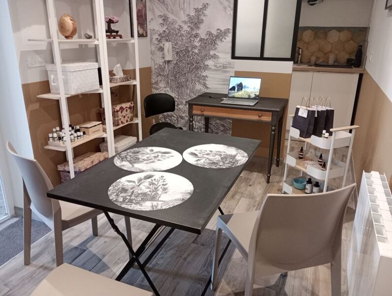 Image du cabinet lors d'un atelier d'aromathérapie avec Elodie ALLIBERT, réflexologue et conseillère en aromathérapie sur Saint-Etienne.