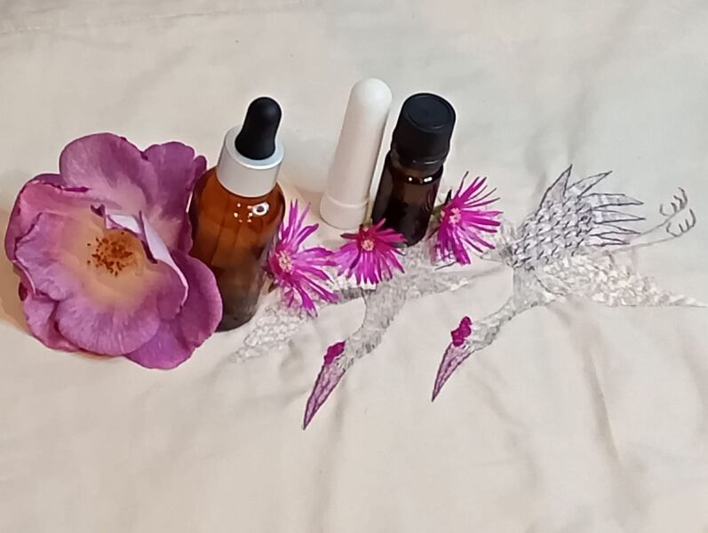Préparation d'une lotion de massage et d'un inhalateur sec lors d'un atelier d'aromathérapie avec Elodie ALLIBERT conseillère en aromathérapie à Saint-Etienne.