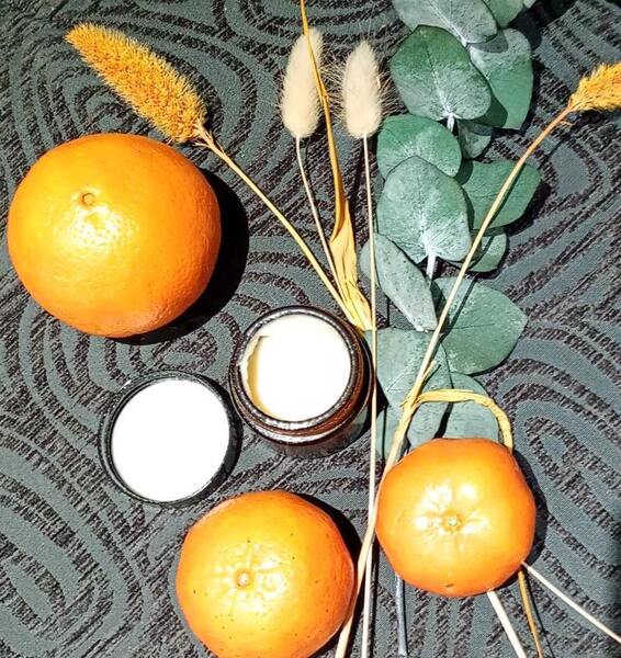 Préparation d'un baume en synergie d'huiles essentielles lors des ateleirs d'aromathérapie avec Elodie ALLIBERT conseillère en aromathérapie à Saint-Etienne