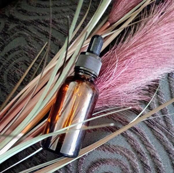 image d'un flacon contenant une préparation d'huiles essentielles et d'huiles végétales pour un atelier d'aomathérapie avec Elodie ALLIBERT, reflexologue et conseillère en aromathérapie à Saint-Etienne