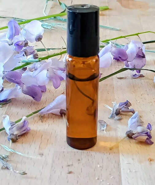 flacon roll-on synergie d'huiles essentielles et végétales réalisé lors d'un atelier d'aromathérapie avec Elodie ALLIBERT conseillère en aromathérapie sur Saint-Etienne.