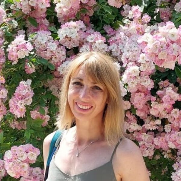 Image d'Elodie ALLIBERT, réflexologue et conseillère en aromathérapie. Elle est formée en ETP  et en énergétique chinoise. Elle est membre de la FFR et pratique dans le respect de la norme AFNOR NF S99-807 (relatif à la prestation de dervide du reflexologue)
Elle vous accueille avec bien-veillance et écoute dans son cabinet à Saint-Etienne