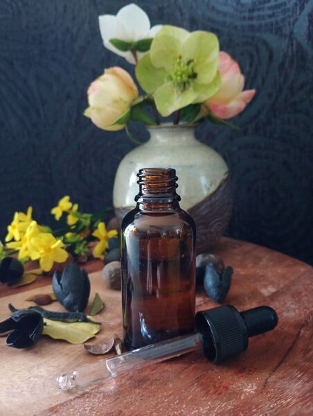 Image de flacon utilisé pour préparer en toute sécurité les synergies d'huiles essentielles lors des ateliers d'aromathérapie avec Elodie ALLIBERT, réflexologue et conseillère en aromathérapie sur Saint-Etienne.