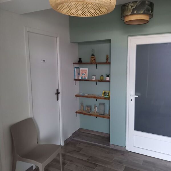 photo de la salle d'attente du cabinet de réflexologie plantaire et des conseils en aromathérapie sur Saint-Etienne.