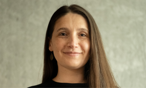 Bună, sunt Alexandra și te invit să descoperi o experiență de yoga dedicată echilibrului, reconectării și stării de bine. Împreună, vom crea un spațiu în care să îți regăsești liniștea, mobilitatea și energia interioară, prin mișcare conștientă și respirație. Te aștept cu drag la o ședință de yoga.