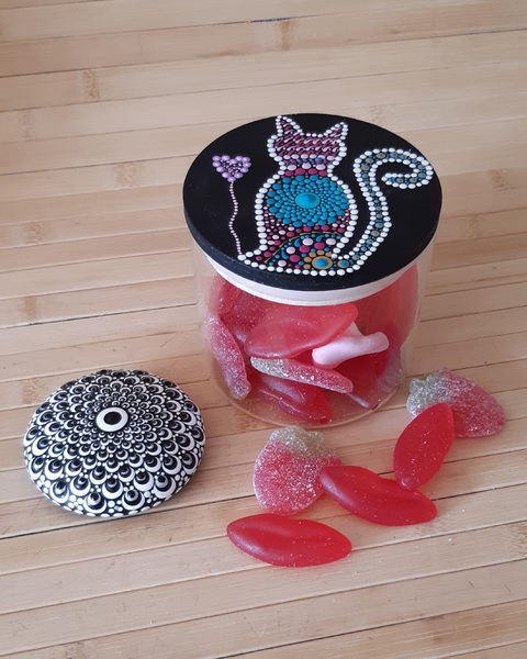 Dotpainten op snoeppot (tiener workshop)