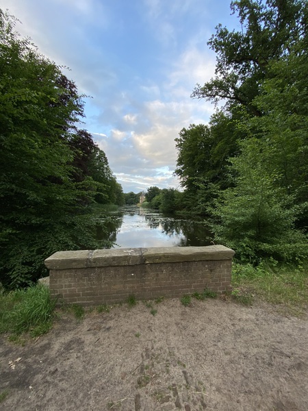 Waterpartijen langs de route—bruggetjes, beekjes en vennetjes—maken de outdoor escape in Dalfsen extra spannend: escaperoom buiten, 100% offline.