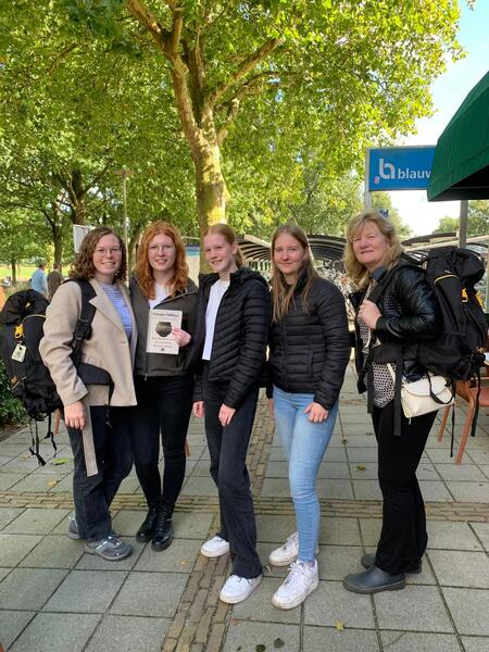 Gezin speelt een outdoor escape in Dalfsen: jongens vs. meiden in een spannende, 100% offline escaperoom buiten—competitie, teamwork en veel lol.