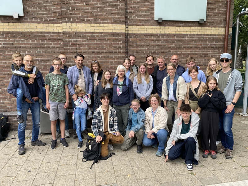 Grote familie van 25 personen beleeft een outdoor escape in de natuur bij Dalfsen: generaties samen speuren en samenwerken—ideaal voor een familiedag, 100% offline.