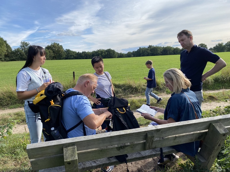 Vriendengroep viert hun jaarlijkse reünie met een outdoor escape in Dalfsen: samen de natuur in, 100% offline—speuren, competitie en veel lol.