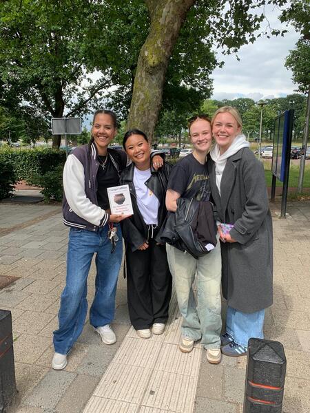 Vier tienermeiden doen een outdoor escape tocht in Dalfsen en speuren samen in de natuur.