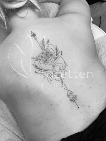 Fine Line Tattoo mit Schattierung auf dem Rücken