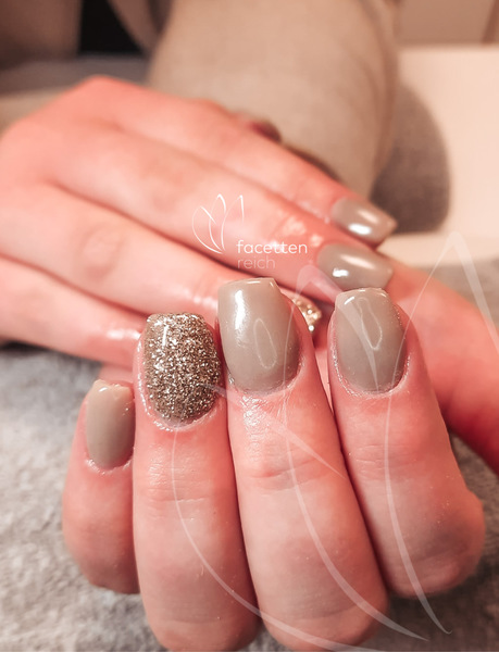 Acrylnägel mit Farbe und Glitzer