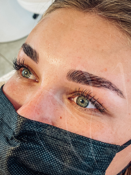 Browlifting mit Farbe
