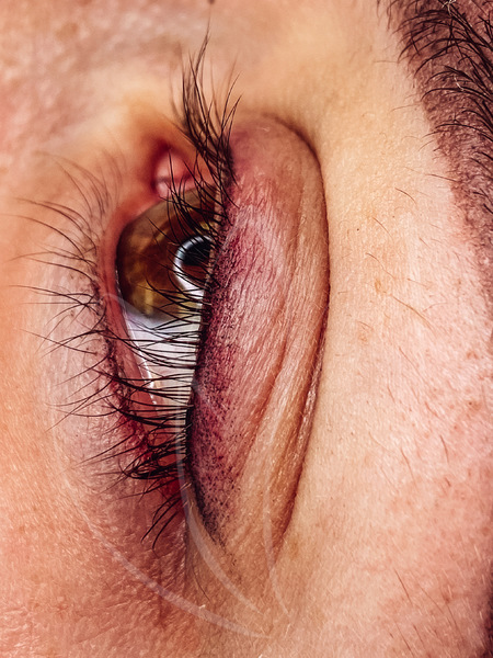 Ombre Eyeliner mit leichter Pigmentierung des unteren Lid