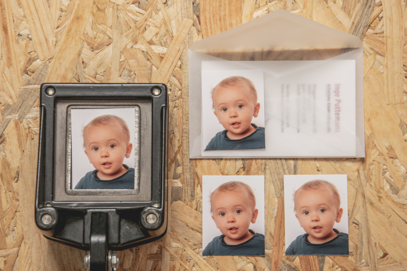 Pasfoto's Herent //
Weggevoerdenstraat 30,
3020 Herent //

Wil ja al eens komen kennismaken met mij in de fotostudio?
Moet je kids-id in orde?
Of gewoon zelf een pasfoto nodig?

Ook voor je pasfoto ben je hier hier heel welkom.