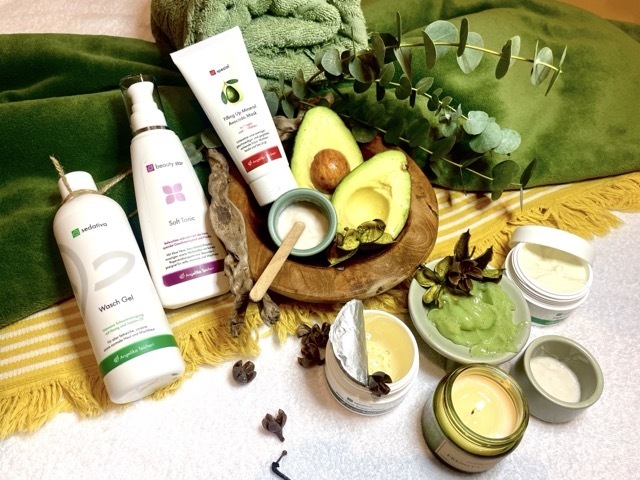 Wir verwenden Angelika Teichert Kosmetik:
Die Verbindung natürlicher Wirkstoffe mit hochwertigen Regenerationsfaktoren und einer konsequenten Auswahl der besten Rohstoffe gewährleistet tiefenwirksame, wirkstottreiche Pflegeprodukte. Das können Sie fühlen - und sehen.
Entspannen, lächeln und gut aussehen