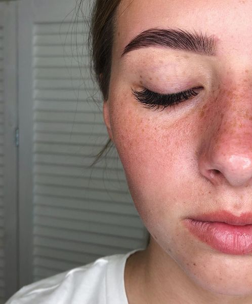 Коррекция и окрашивание бровей краской.