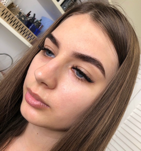 Коррекция и окрашивание бровей хной.