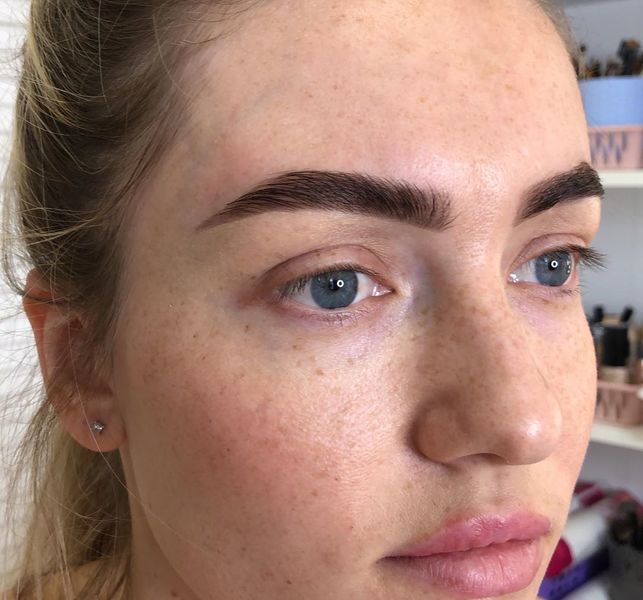 Коррекция и окрашивание бровей хной.