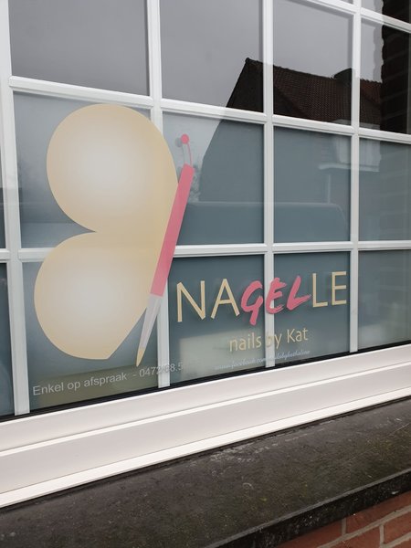 Zichtbaarheid van de buitenkant is een pluspunt. 
Mijn nagelstudio kan je herkennen aan volgend logo op het venster. 
Tot snel! 