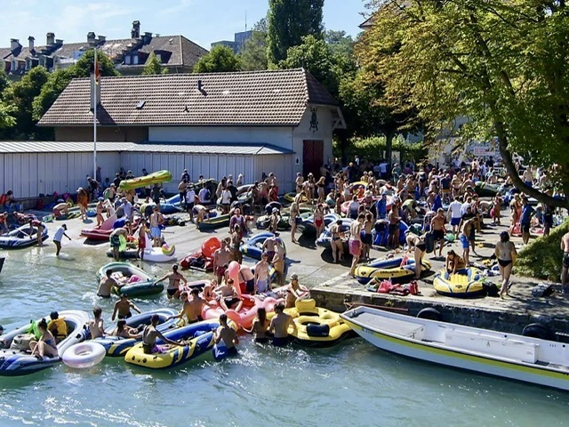 Die Ausbootsstelle im Marzili in der Vergangenheit. Heute sorgt die Securitas / Stadt Bern, für ein geordnetes und sicheres ausbooten. Willst Du es allerdings ruhiger, dann buche dein Boot unter der Woche.