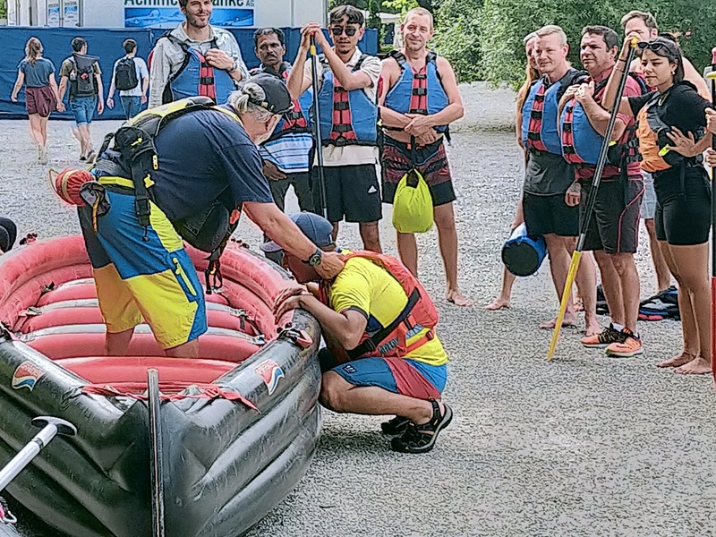 Sicherheit auf der Aare hat höchste Priorität. Sicherheits Instruktionen werden bei uns sehr ernst genommen.