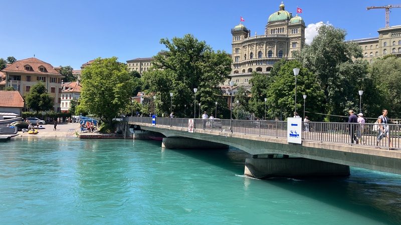 Boote bis nach dem Marzili, beim Pontonier Verein, mieten.