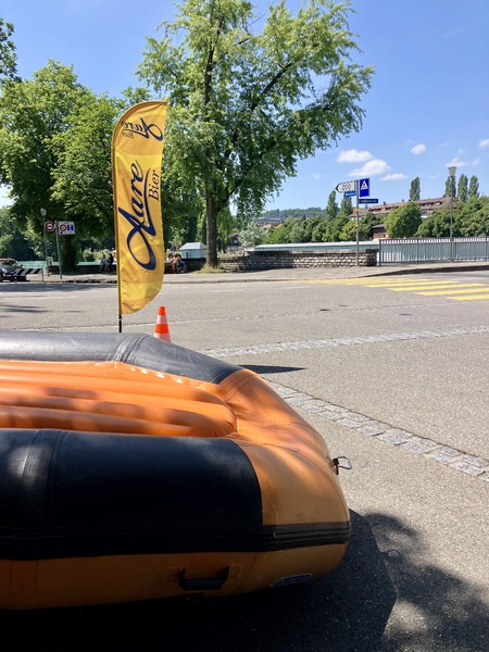 Nur bei der Schlauchbootvermietung, gibt es nach dem Bootsmieten, ein kühles Aarebier