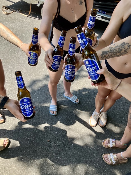 Paddle mit der Schlauchbootvermietung und erfrische dich danach mit einem Aarebier.ch