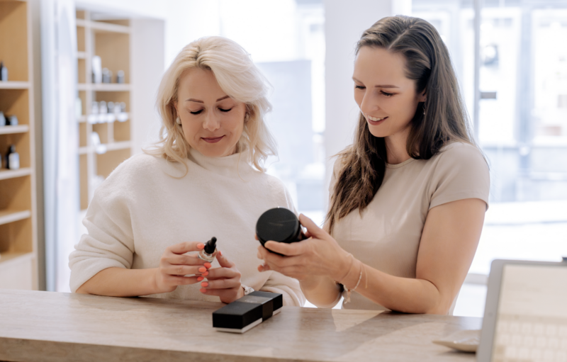 Gerne kannst du nach deiner Behandlung deine Lieblingsprodukte direkt bei uns kaufen – für ein kleines Spa-Erlebnis auch zuhause.