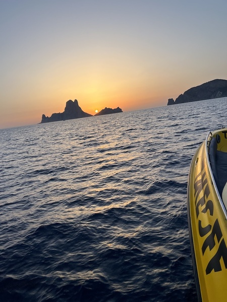Golden horizons: An unforgettable boat trip to enjoy the sunset