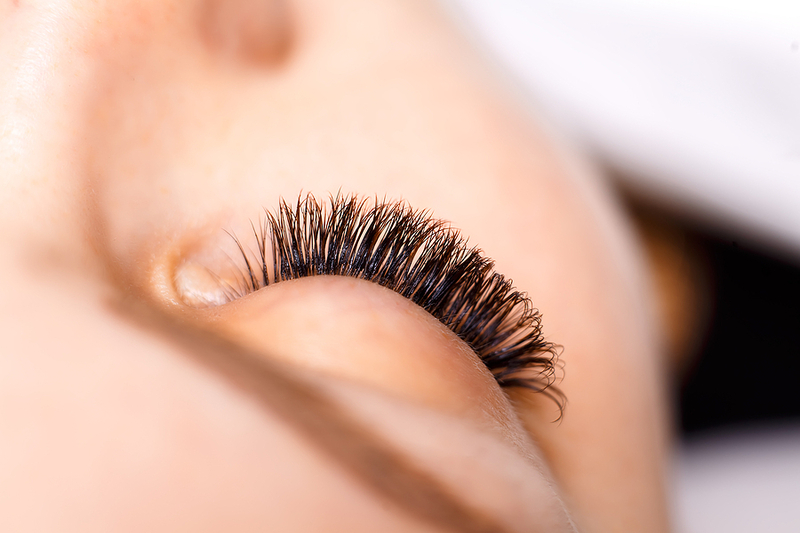 Crunchy Eyelash Extensions: What Could Be The Reason?