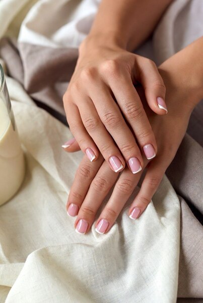 Le unghie custodiscono la delicatezza dei gesti che scegliamo ogni giorno.
