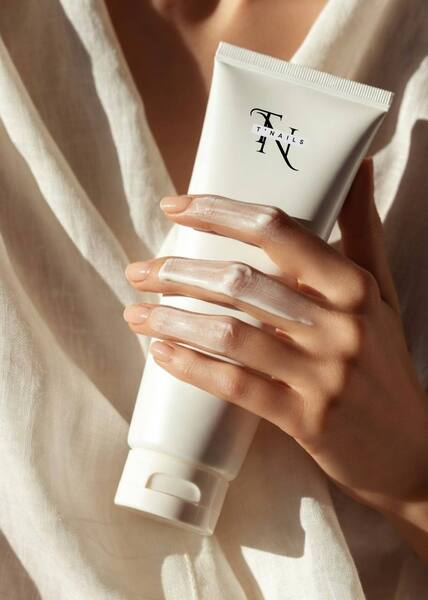 Vegan Elixir  -  lozione mani & corpo, vegana e hand made, creata per trasformare un gesto semplice in un rituale sensoriale.
Texture setosa, profumo discreto, cura autentica: un dettaglio prezioso che accompagna i trattamenti e i momenti di bellezza quotidiana.

Per scoprire di più e aggiungere la lozione al vostro rituale, è disponibile nella pagina “Prenota ora”. Cont. neto: 30ml