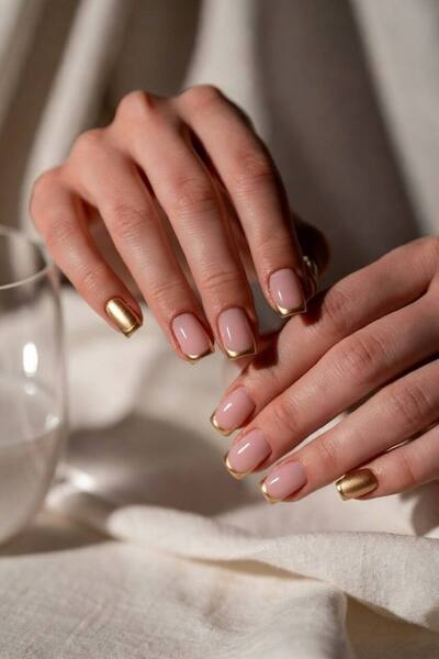 Tra luce e precisione, le unghie diventano poesia quotidiana.
